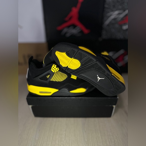 Jordan 4 Retro Thunder - Picture 5 of 5